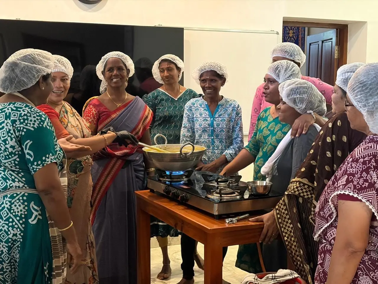 ക്ലബ്ബ് അംഗങ്ങൾ അച്ചാറുകൾ, ജാമുകൾ, സോസുകൾ എന്നിവ വാങ്ങുന്നതിന് പകരം അവ എങ്ങനെ ഉണ്ടാക്കാമെന്ന് പഠിക്കുന്നു
