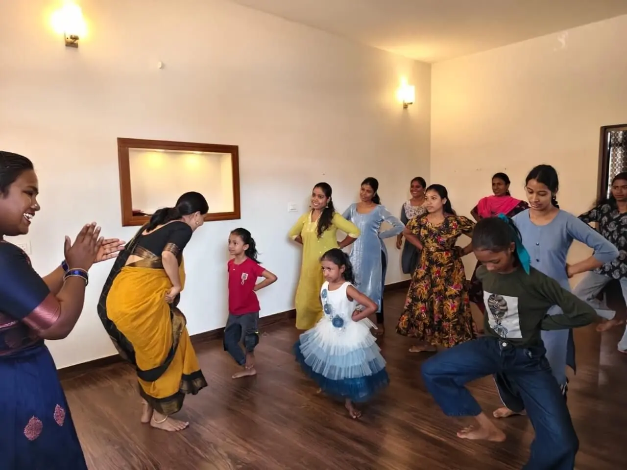 ഒരു പഠിതാവിനെ സഹായിക്കാൻ അഞ്ജലി (തുടിപ്പ്) മുന്നോട്ട് വന്നപ്പോൾ അപർണ മറ്റ് പഠിതാക്കളെ പ്രോത്സാഹിപ്പിക്കുന്നു.