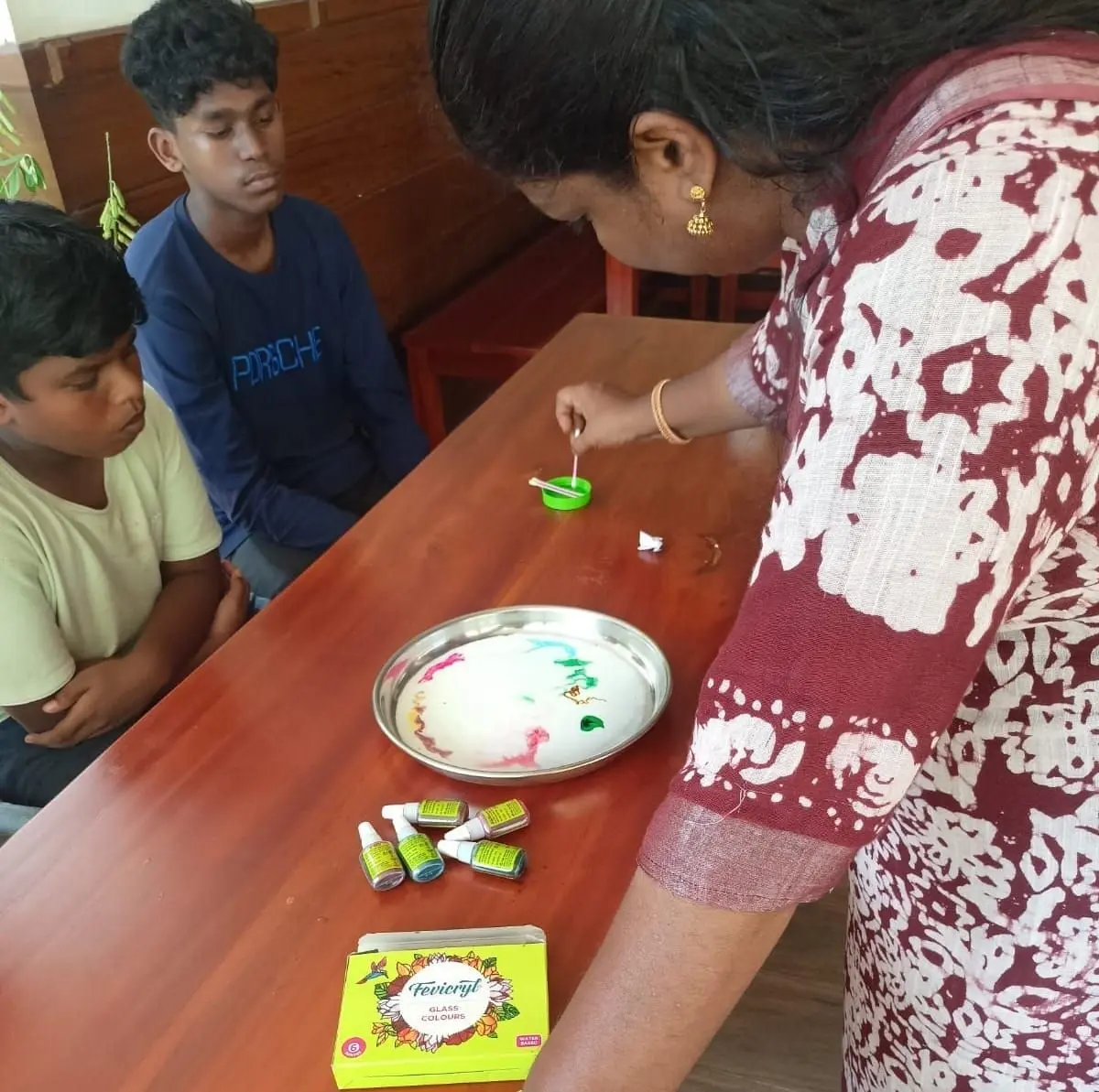 Children mixed colours to see science at work