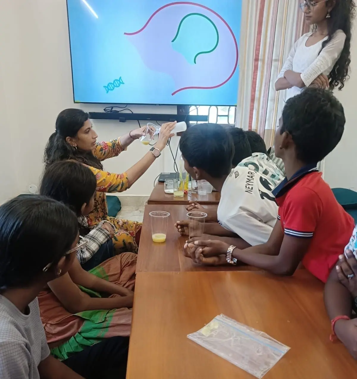 നിങ്ങൾക്ക് ഡിഎൻഎ കൈകളിൽ പിടിക്കാൻ കഴിയുമോ? നമുക്കത് ഒരു കിവിപ്പഴത്തിൽ നിന്ന് വേർതിരിച്ചെടുക്കാം!
