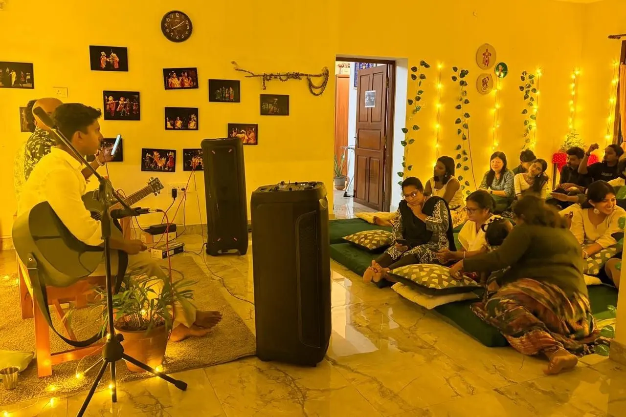 An evening of music and chai raised funds for Olimalar